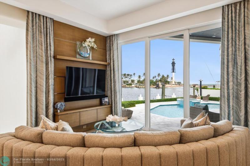  Single Family Homes Photo 10: 2400 Bay Dr  Pompano Beach,  FL 33062