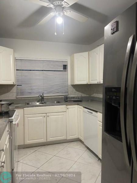  Single Family Homes Photo 4: 21100 NW 39th Ave  Miami Gardens,  FL 33055