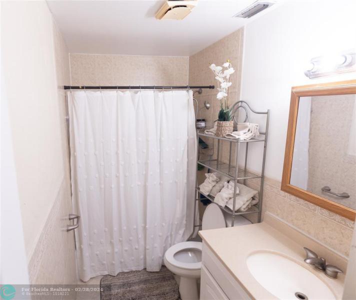  Single Family Homes Photo 8: 21100 NW 39th Ave  Miami Gardens,  FL 33055