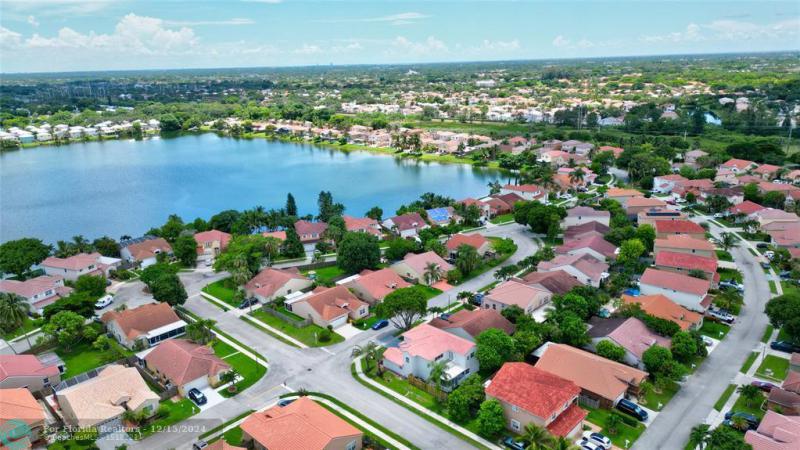  Single Family Homes Photo 4: 6611 SKIPPER TERRACE  Margate,  FL 33063