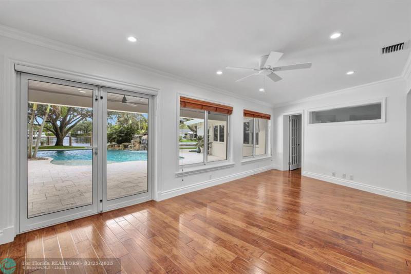  Single Family Homes Photo 8: 1508 NE 30th Ct  Oakland Park,  FL 33334