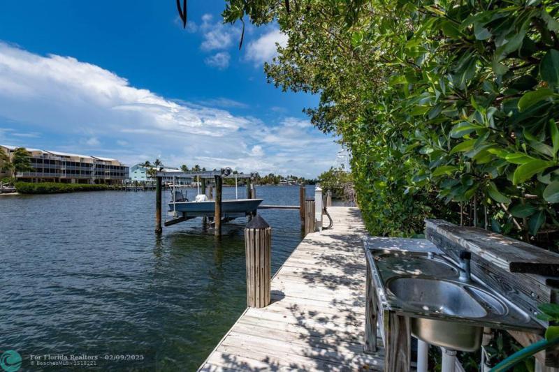  Single Family Homes Photo 15: 170 Sapodilla Dr  Islamorada,  FL 33036