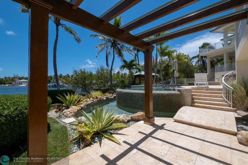  Single Family Homes Photo 18: 170 Sapodilla Dr  Islamorada,  FL 33036