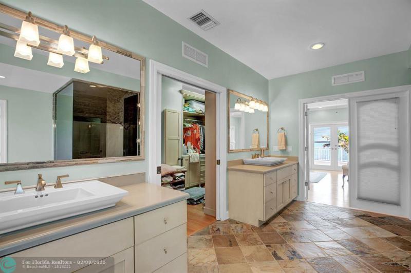  Single Family Homes Photo 49: 170 Sapodilla Dr  Islamorada,  FL 33036