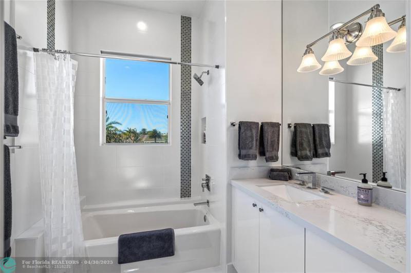  Single Family Homes Photo 32: 3111 NE 27th Ave  Lighthouse Point,  FL 33064