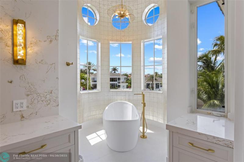  Single Family Homes Photo 39: 3111 NE 27th Ave  Lighthouse Point,  FL 33064