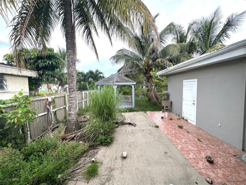  Single Family Homes Photo 7: 250 N Biscayne River Dr  Miami,  FL 33169