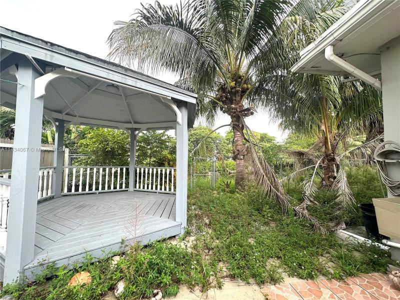  Single Family Homes Photo 8: 250 N Biscayne River Dr  Miami,  FL 33169