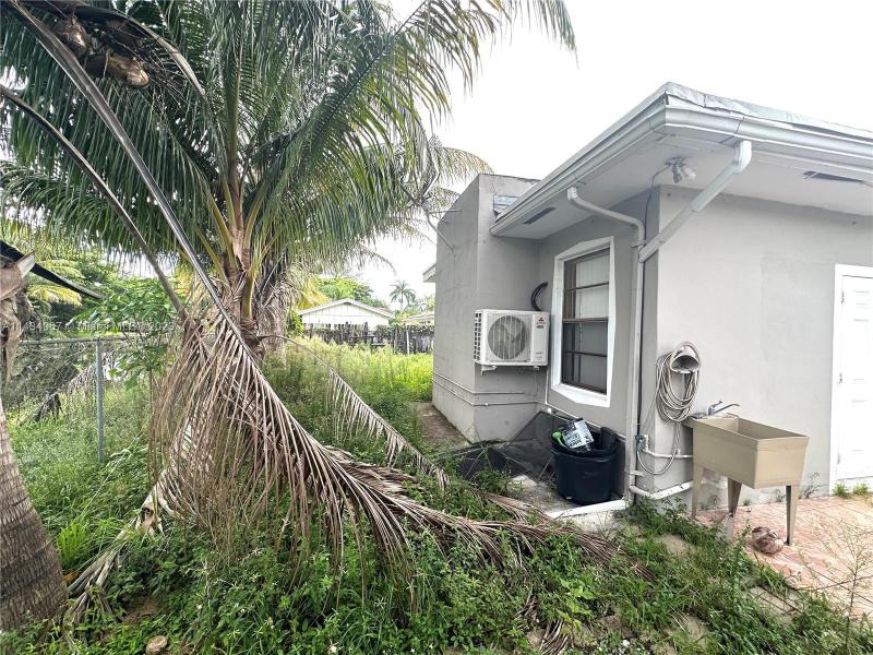  Single Family Homes Photo 9: 250 N Biscayne River Dr  Miami,  FL 33169