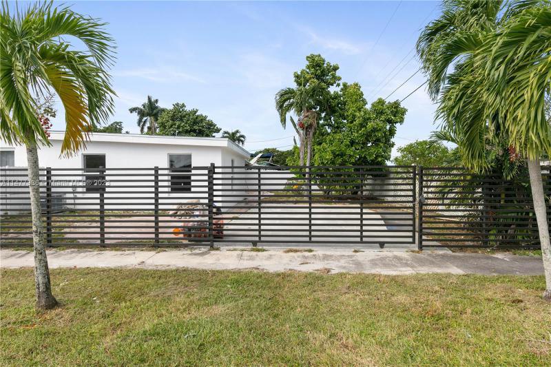  Single Family Homes Photo 5: 4837 NW 168th Ter  Miami Gardens,  FL 33055