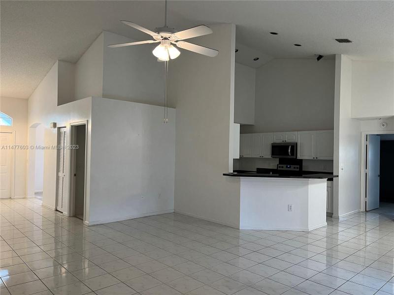  Single Family Homes Photo 13: 6421 NW 52nd Ct  Lauderhill,  FL 33319