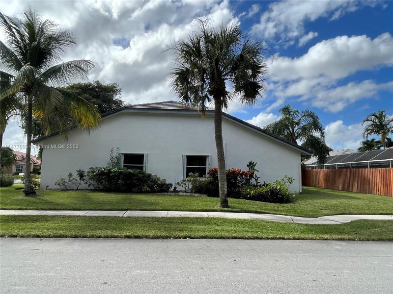  Single Family Homes Photo 4: 6421 NW 52nd Ct  Lauderhill,  FL 33319