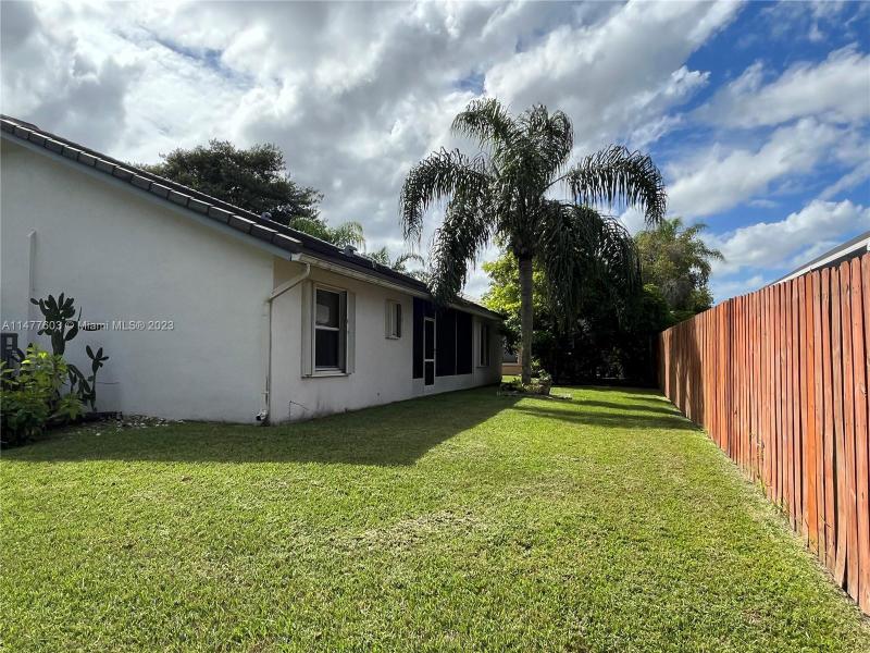  Single Family Homes Photo 5: 6421 NW 52nd Ct  Lauderhill,  FL 33319
