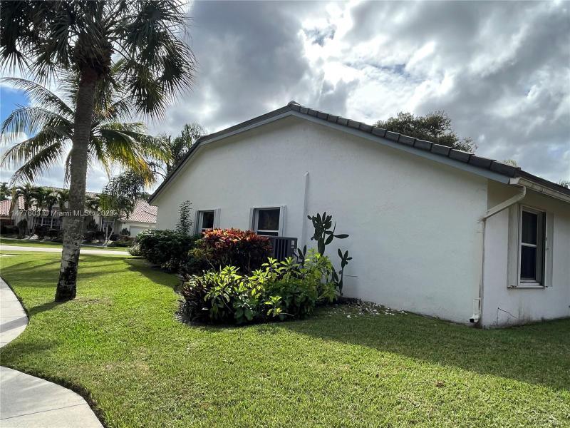  Single Family Homes Photo 6: 6421 NW 52nd Ct  Lauderhill,  FL 33319