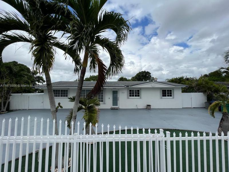  Single Family Homes Photo 2: 5021 NW 179th Ter  Miami Gardens,  FL 33055