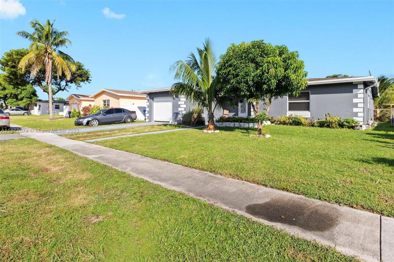  Single Family Homes Photo 3: 6351 SW 10th Ct  North Lauderdale,  FL 33068