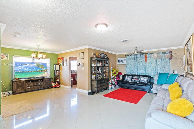  Single Family Homes Photo 5: 6351 SW 10th Ct  North Lauderdale,  FL 33068