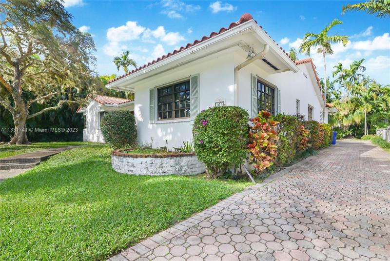  Single Family Homes Photo 6: 165 Biscay Dr  Bal Harbour,  FL 33154