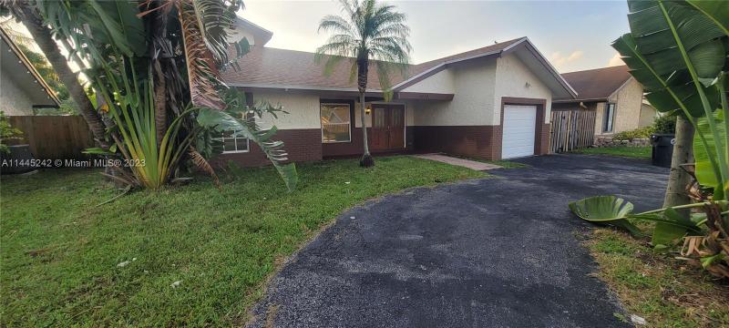 Single Family Homes Photo 3: 1319 SW 83rd Ave  North Lauderdale,  FL 33068