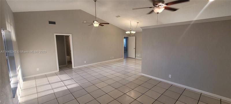  Single Family Homes Photo 4: 1319 SW 83rd Ave  North Lauderdale,  FL 33068