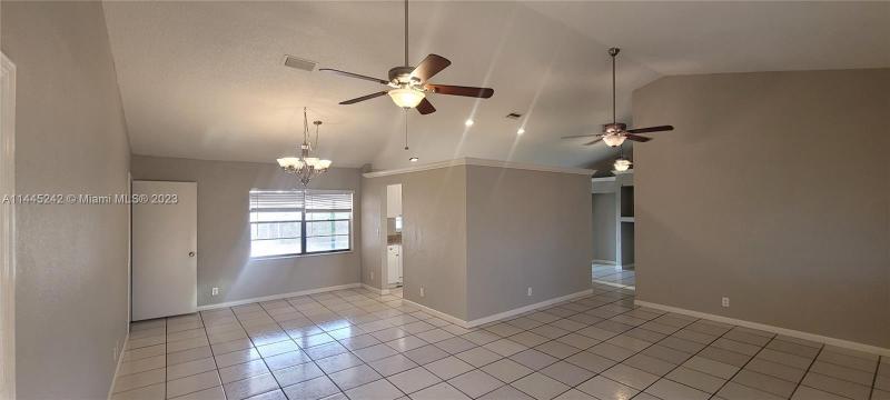  Single Family Homes Photo 5: 1319 SW 83rd Ave  North Lauderdale,  FL 33068