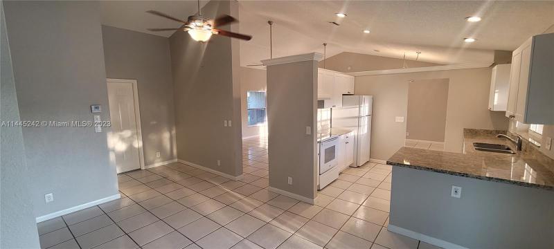  Single Family Homes Photo 9: 1319 SW 83rd Ave  North Lauderdale,  FL 33068