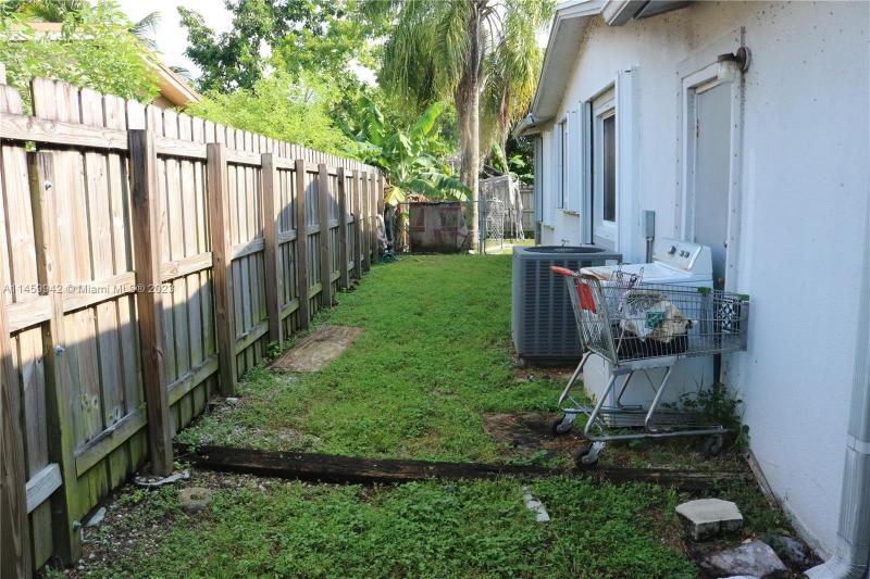  Single Family Homes Photo 4: 6760 SW 10th St  North Lauderdale,  FL 33068