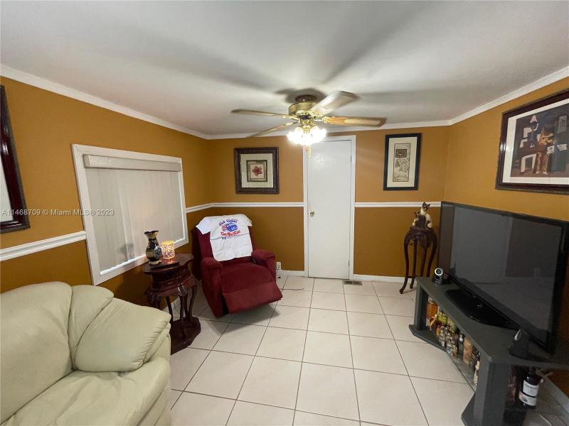  Single Family Homes Photo 9: 11321 NW 4th Street  Sweetwater,  FL 33172