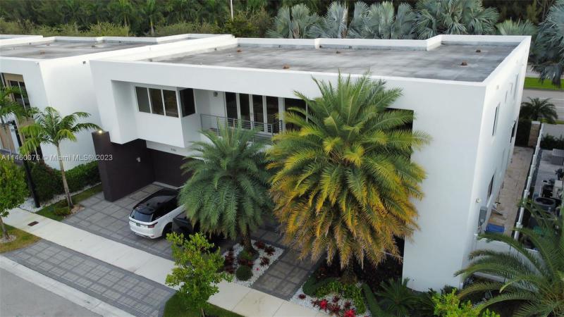  Single Family Homes Photo 2: 10280 NW 74th Ter  Doral,  FL 33178