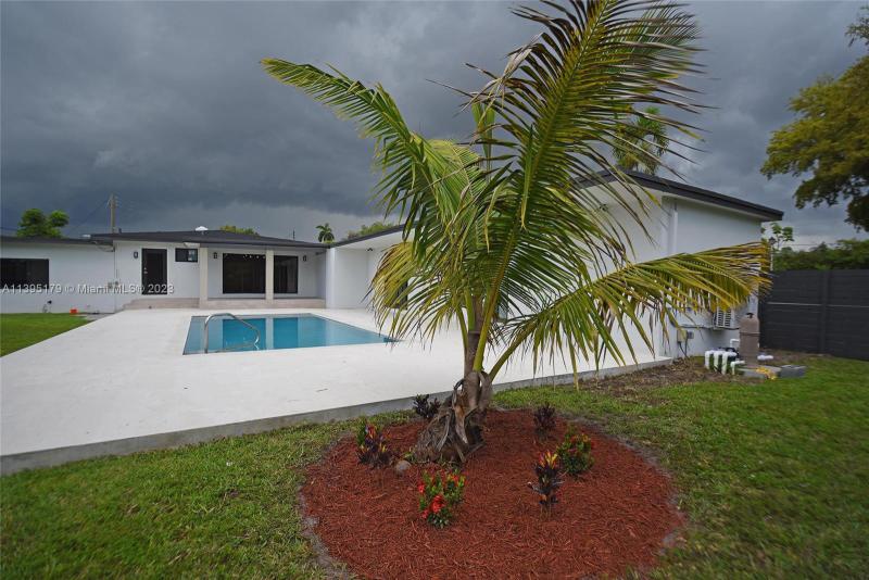  Single Family Homes Photo 37: 1230 N Royal Poinciana Blvd  Miami Springs,  FL 33166