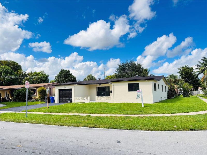  Single Family Homes Photo 2: 3131 NW 42 nd St  Lauderdale Lakes,  FL 33309
