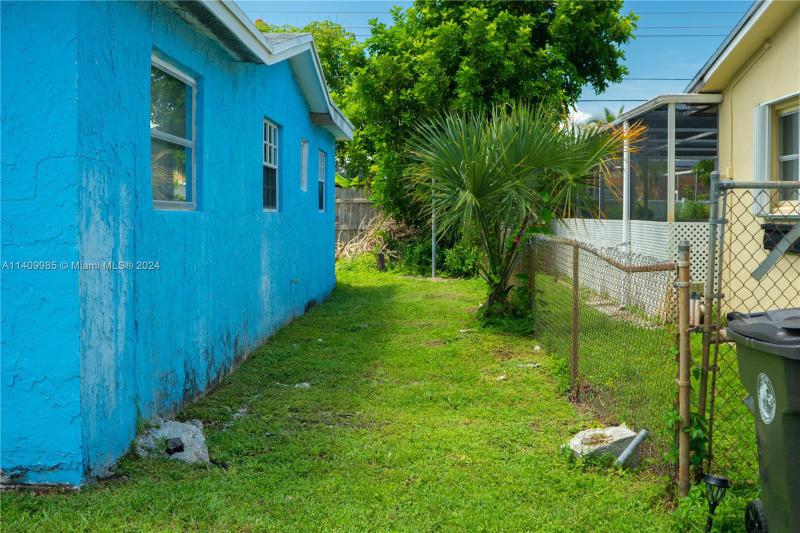  Single Family Homes Photo 14: 3291 NW 42nd St  Lauderdale Lakes,  FL 33309