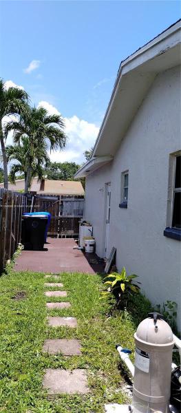  Single Family Homes Photo 17: 8260 SW 8th St  North Lauderdale,  FL 33068