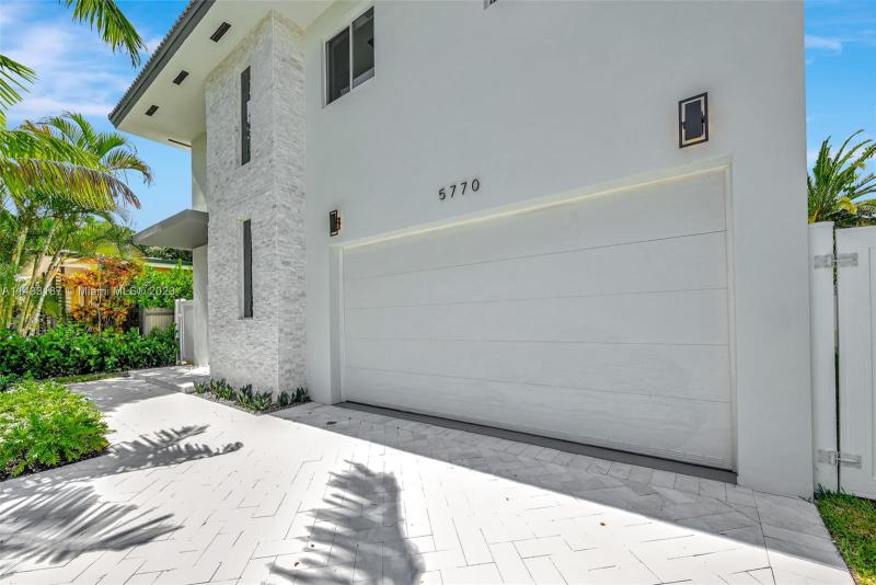 Single Family Homes Photo 14: 5770 SW 9th Ter  West Miami,  FL 33144