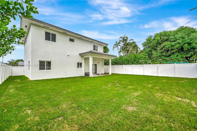  Single Family Homes Photo 17: 5770 SW 9th Ter  West Miami,  FL 33144