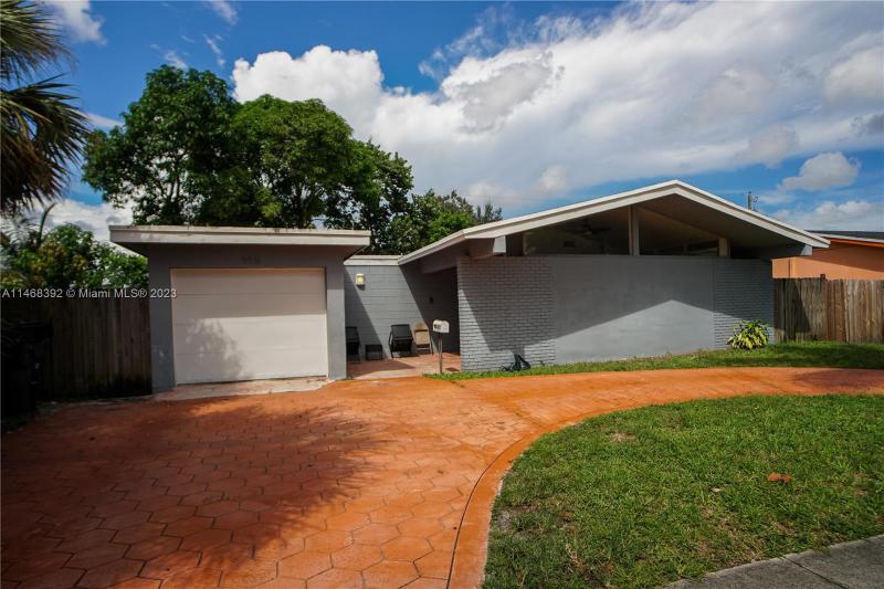  Single Family Homes Photo 12: 4431 NW 36th St  Lauderdale Lakes,  FL 33319