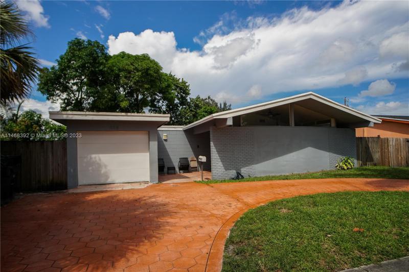  Single Family Homes Photo 13: 4431 NW 36th St  Lauderdale Lakes,  FL 33319