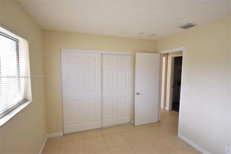  Single Family Homes Photo 11: 3401 NW 38th Ter  Lauderdale Lakes,  FL 33309
