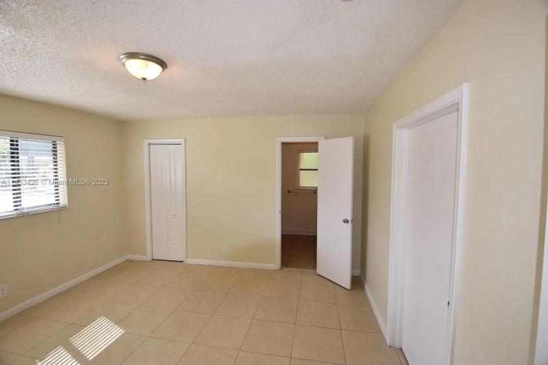  Single Family Homes Photo 12: 3401 NW 38th Ter  Lauderdale Lakes,  FL 33309