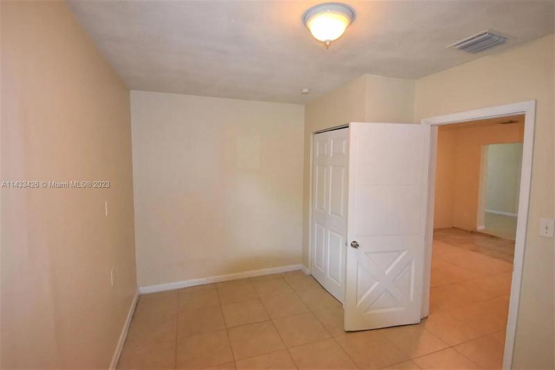  Single Family Homes Photo 17: 3401 NW 38th Ter  Lauderdale Lakes,  FL 33309