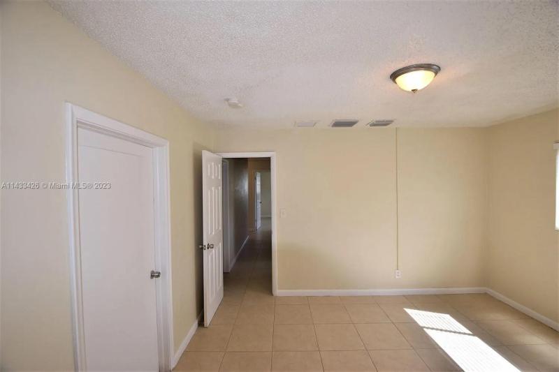  Single Family Homes Photo 19: 3401 NW 38th Ter  Lauderdale Lakes,  FL 33309