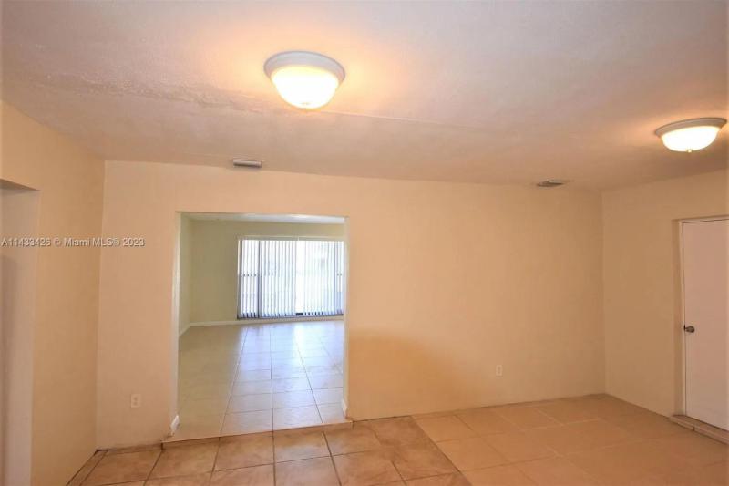  Single Family Homes Photo 8: 3401 NW 38th Ter  Lauderdale Lakes,  FL 33309