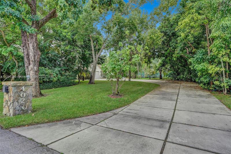  Single Family Homes Photo 11: 4020 NW 101st Dr  Coral Springs,  FL 33065