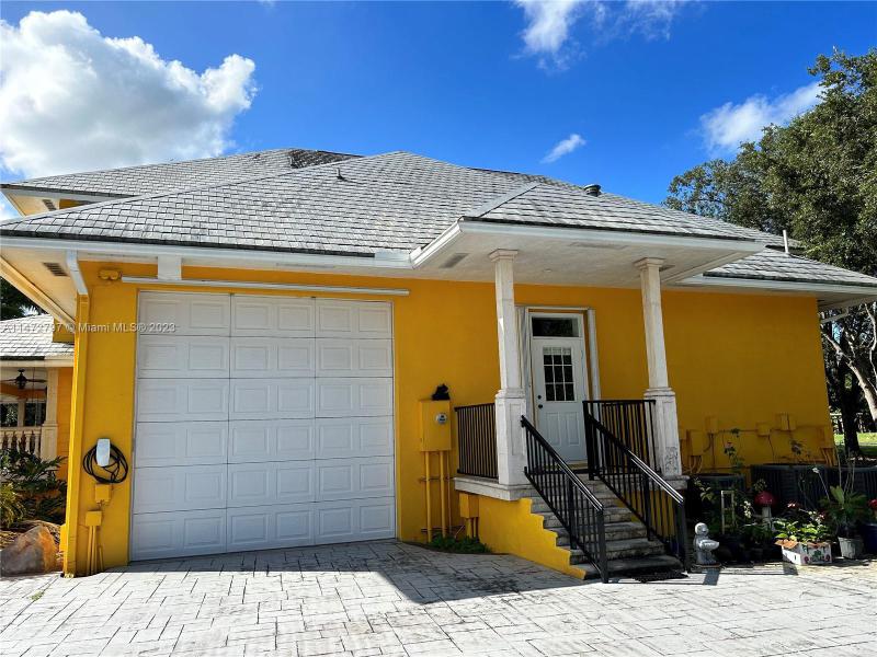 Single Family Homes Photo 5: 26800 SW 202nd Ave  Homestead,  FL 33031