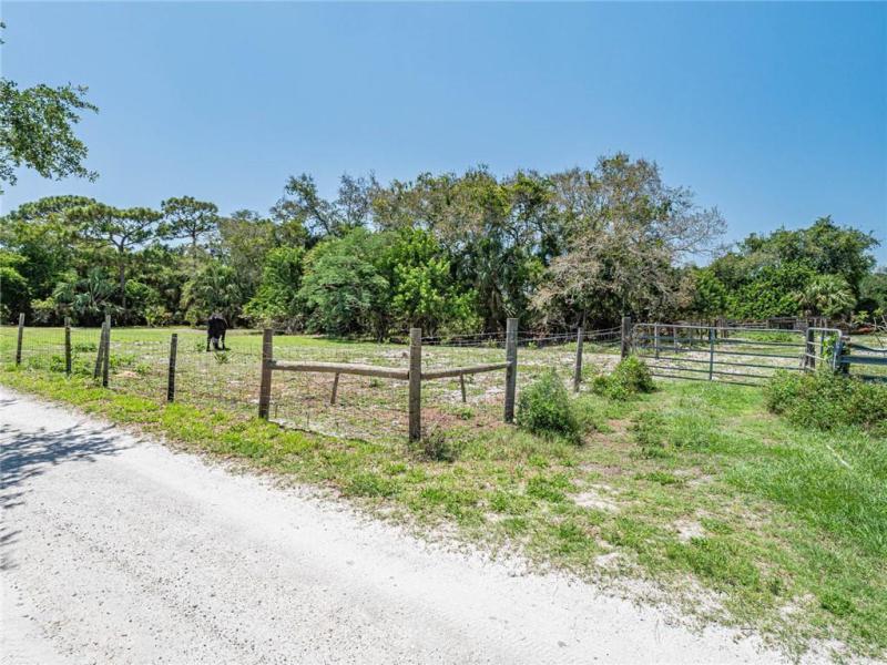  Commercial & Industrial Land Images 