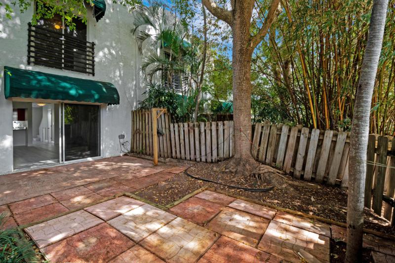  Condo & Townhome Photos