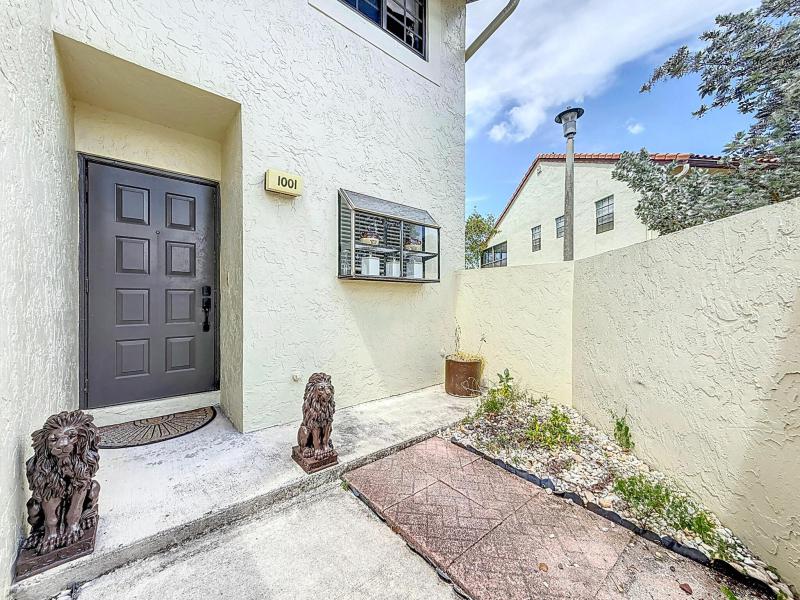  Condo & Townhome Photos