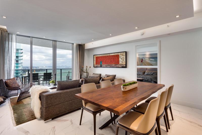  Condo & Townhome Photos