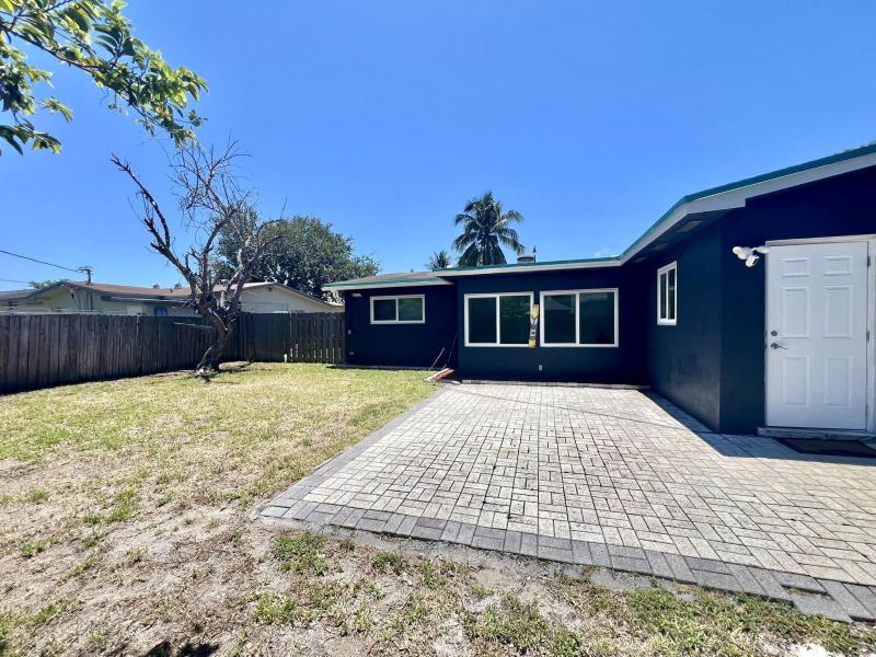  Single Family Homes Photo 5:  Pompano Beach,  FL 33064