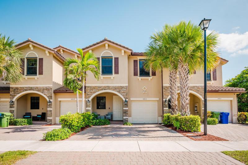  Condo & Townhome Photos